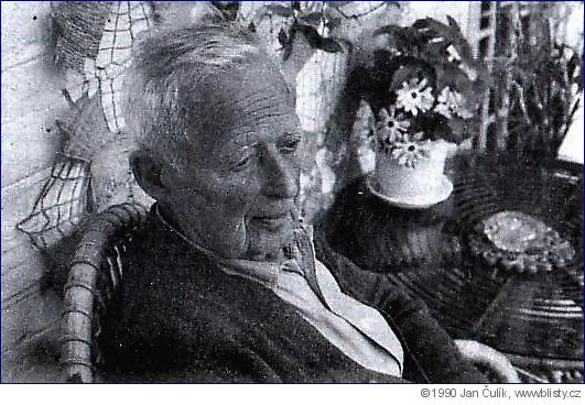 Básník Ivan Jelínek ve svém londýnském bytě dne 27. února 1990