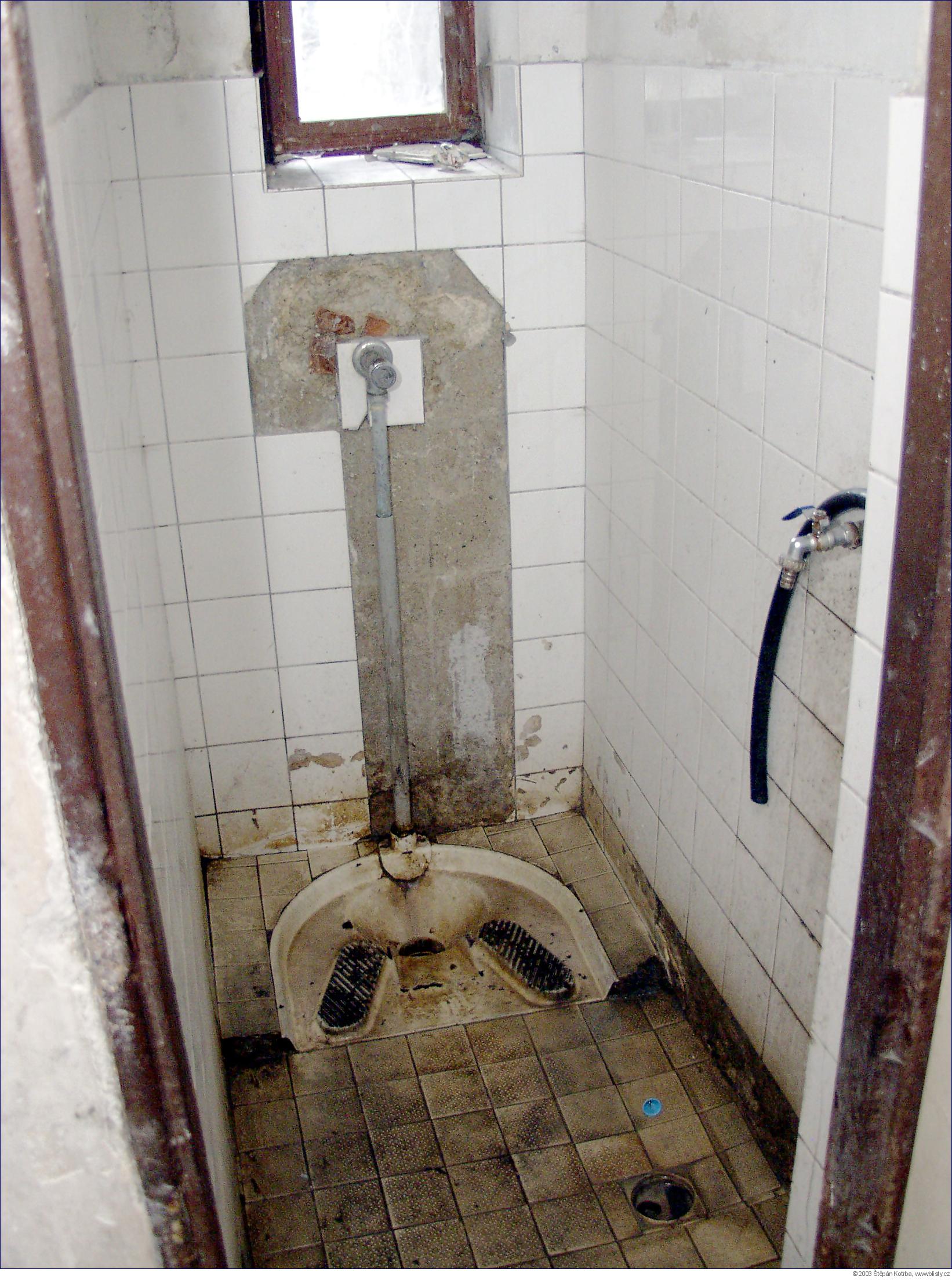 Společný turecký záchod a současně i zdroj vody. Toto zařízení někdo zkolaudoval?
